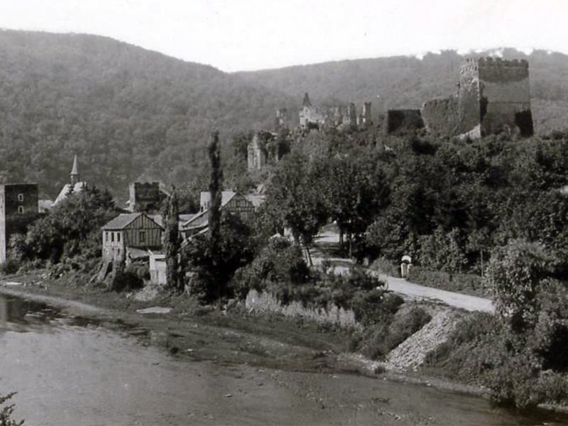 Die Burg und das Dorf Altwied