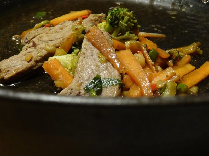 Brokkoli mit in Tranchen geschnittenem Hüftsteak