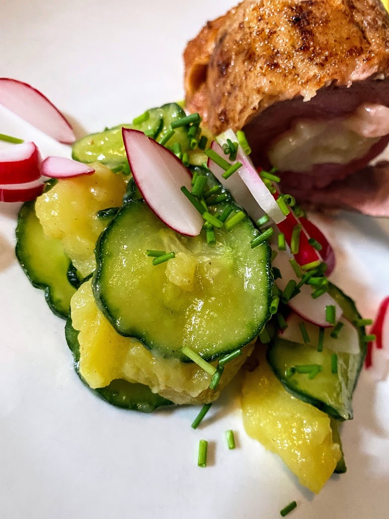 Gerolltes Cordon bleu vom Kalb mit einem Kartoffel-Gurken-Salat
